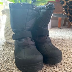 ⭕️SOLD⭕️Youth, kids size 2- snow boots